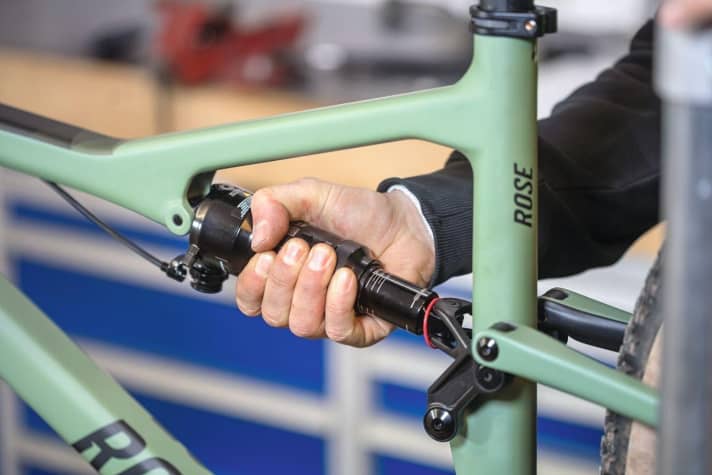   Always deflate the damper before opening it. Otherwise there is a risk of injury!