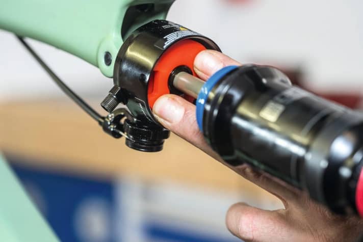   Die Spacer sitzen straff im Dämpferkopf, das erfordert Fingerspitzengefühl. Für mehr Progression werden zusätzliche Spacer auf den dafür vorgesehenen Platz (hinter die bereits verbauten Spacer) gesteckt. Jedes Dämpfermodell braucht auch spezielle Volumen-Spacer!