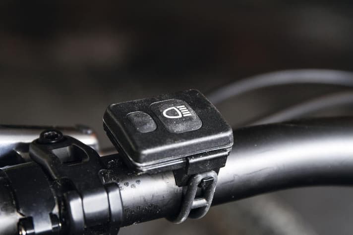   Im Fernlicht-Modus leuchtet bei der Lupine SL AF die Lampenrückseite und der Funktaster blau und erinnern daran, bei Gegenverkehr abzublenden. Der kleine Taster ist mit dicken Handschuhen schlecht zu bedienen.