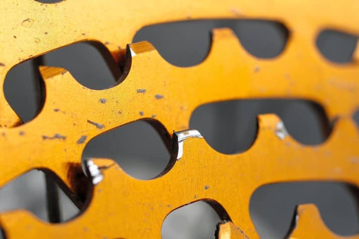   KCNC 12fach-Kassette: Die orangefarben eloxierten Alu-Ritzel der KCNC-Kassette drücken das Gewicht auf Rekordniveau, sind aber sichtlich verschleißanfällig, besonders an den Schaltstellen. 