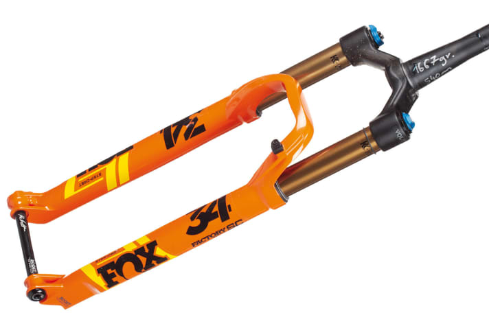    Fox 34 Float Factory Fit4 SC (value 1299 euros) In the last fork test, the 1667 gram lightweight 34 Step-Cast from Fox was the clear winner. It is not fazed by roots or rocks. Thanks to the low-friction Kashima coating and user-friendly FIT4 damping cartridge, the 120 millimetre trail fork is as smooth as butter and can be optimally adapted to the rider's needs.