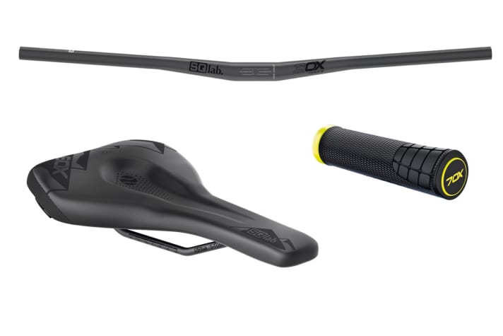    SQlab MTB-Ergonomiepaket (2 Sets, Wert je Set 270 Euro)   Schmerzen während der Tour gehören mit diesem Set der Vergangenheit an. Der Ergonomie-Spezialist SQlab nimmt sich zwei der drei wichtigsten Kontaktstellen zwischen Mensch und Maschine an. Der <a href="https://www.awin1.com/cread.php?awinmid=13988&awinaffid=471469&clickref=60X-Sattel+SQlab&p=%5B%5Bhttps%253A%252F%252Fwww.lucky-bike.de%252FFahrradteile%252FSaettel-Sattelstuetzen%252FSaettel%252FSQlab-60X-Ergowave-active-Sattel.html%5D%5D&pref1=bike" target="_blank" rel="noopener noreferrer nofollow">60X-Sattel</a> * und der <a href="https://www.awin1.com/cread.php?awinmid=11768&awinaffid=471469&clickref=30X-Carbon-Lenker&p=%5B%5Bhttps%253A%252F%252Fwww.rosebikes.de%252Fsqlab-3ox-carbon-mtb-lenker-medium-2662466%5D%5D&pref1=bike" target="_blank" rel="noopener noreferrer nofollow">30X-Carbon-Lenker</a> * in Verbindung mit den passenden <a href="https://www.awin1.com/cread.php?awinmid=13793&awinaffid=471469&clickref=SQ+LAB+Griff&p=%5B%5Bhttps%253A%252F%252Fwww.liquid-life.de%252Fsq-lab%252Fsq-lab-griff-7ox.html%5D%5D&pref1=bike" target="_blank" rel="noopener noreferrer nofollow">70X-Griffen</a> * entlasten sowohl den Sitzbereich als auch die Handgelenke. Alle Produkte werden natürlich in der für die Gewinner passenden Größe geliefert.