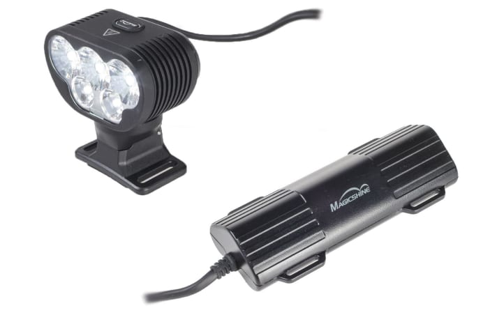    Magicshine Monteer 6500 (Wert 298 Euro)   Auch wenn die Tage wieder länger werden, die Nacht bleibt dennoch dunkel. Mit der Magicshine Monteer kommen selbst Nachtschwärmer in den Genuss von hell erleuchteten Trails. Ein Klick, und die Finsternis weicht dem Schein des 6500 Lumen starken Scheinwerfers.