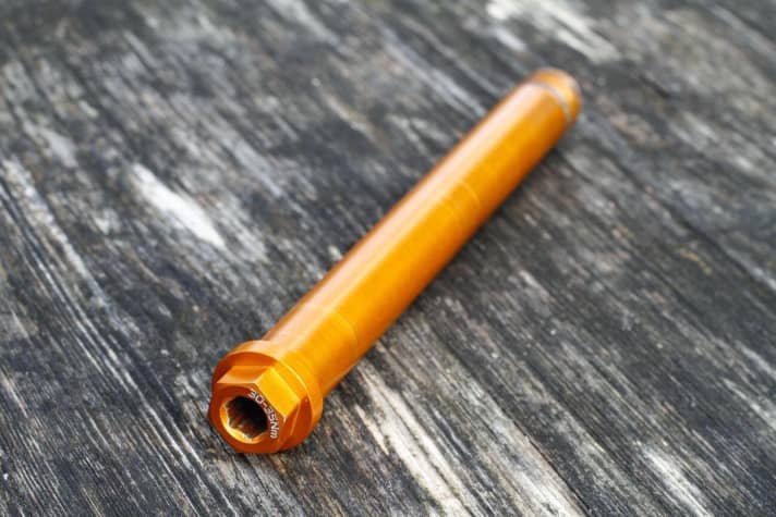   Hope HB.130: Very special: Hope's own "standards" for the rear axle, bottom bracket and head tube. The 130x17 rear wheel axle makes it difficult to change wheels quickly.