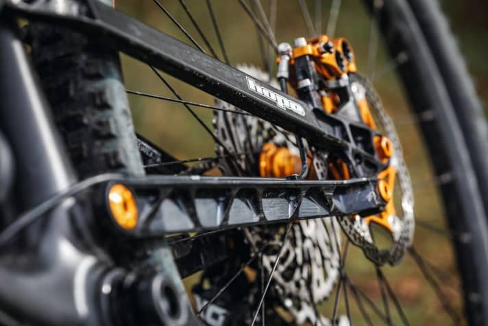   Hope HB.130: The slim chainstays are not very stiff and allow flex.