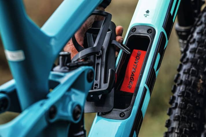   Trek Fuel EX 9.8: Like Specialized, Trek now also uses the down tube as storage space. However, the hatch is significantly smaller.