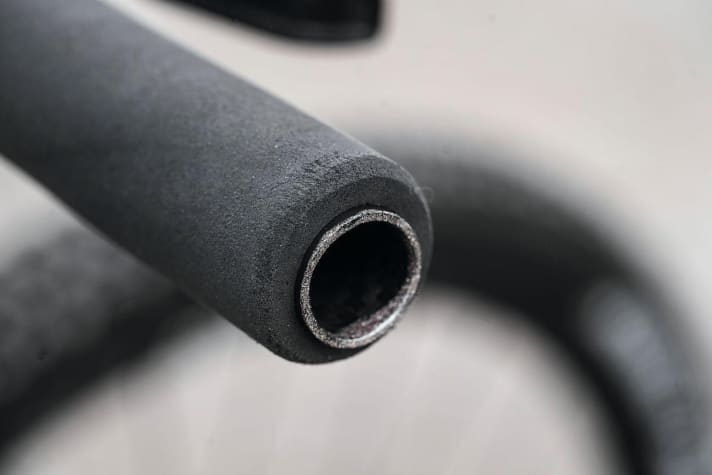   230 km, thicker grips: For a little more comfort and better control, I swapped the original Centurion grips for lightweight silicone grips from ESI, which provide particularly good damping.