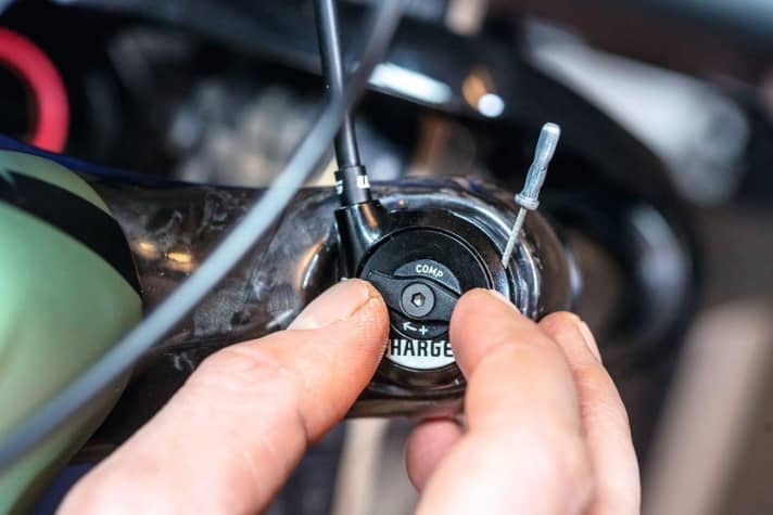 Compression adjustment on the top of the suspension fork