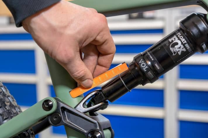 Completely analogue: Determining the sag with a ruler and rubber ring. We also reveal all the other steps involved in suspension set-up.
