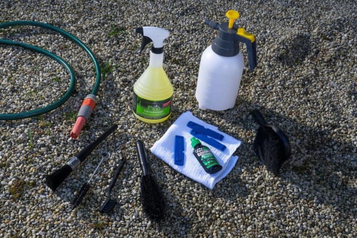 Cleaner, garden hose, brush set, tyre levers, rags and chain oil - it's all there! Then you can start cleaning your mountain bike.