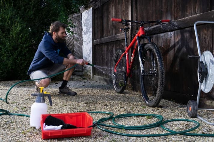 To get the coarsest dirt off the bike, a garden hose is enough first. Then the bike cleaner comes into play.