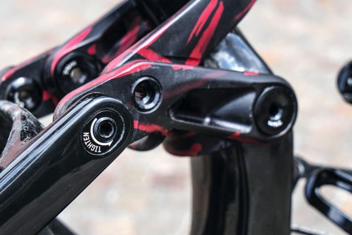   Cannondale Habit Carbon 1: The red stripes on the aluminium rocker and the shock extension set visual accents. The geo can be fine-tuned using a flipchip.