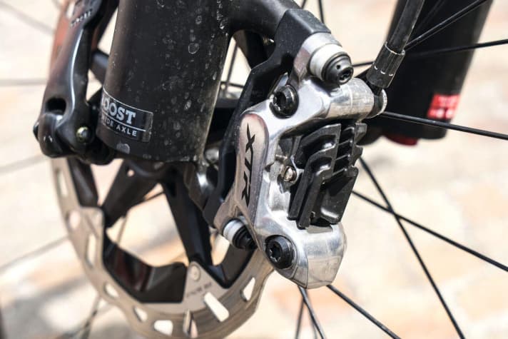   Cannondale Habit Carbon 1:The XTR four-piston caliper has power and good modulation.