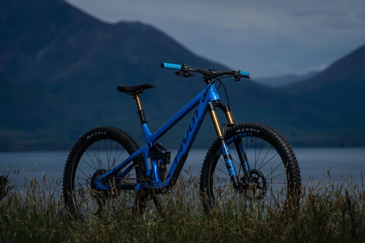   Starting at 6199 euros, the top-of-the-range '20 Pivot Switchblade with electric Eagle and Fox Live Valve costs 13999 euros. The Pivot Switchblade is available in bright Horizon Blue (photo) or a camouflage-coloured Treeline Green.