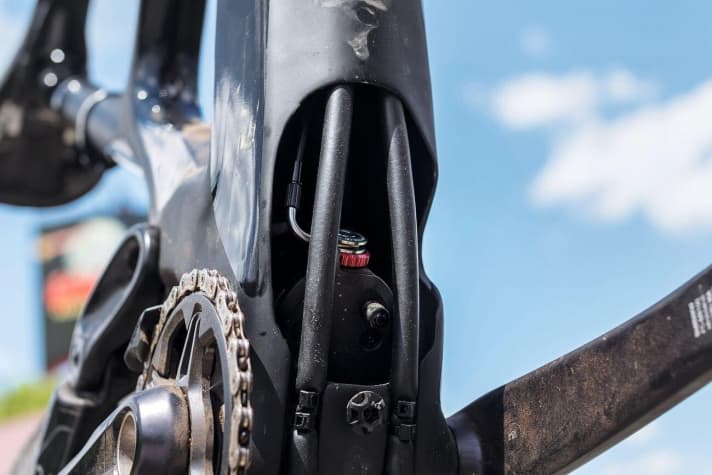   Bold Unplugged Volume 2: The DT damper is located in the belly of the Bold. The valve and rebound adjustment are accessible without a cover.