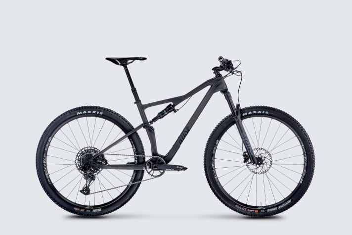   Seit kurzem hat Rose auch eine abfahrtsorientiertere Version seines Thrill Hill im Programm: das Thrill Hill Trail. Die zwei Modelle für 2900 und 4000 Euro kommen mit 120-mm-Federgabel, Vario-Sattelstütze und griffigeren Reifen. Wir nennen diese Kategorie der „aufgebohrten“ Marathon-Fullys Sport-Tourer, da sie sich perfekt als schnelles, sportliches Touren-Bike eignen. 