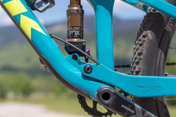   The rear brake hose disappears into the full carbon frame in the chainstay.