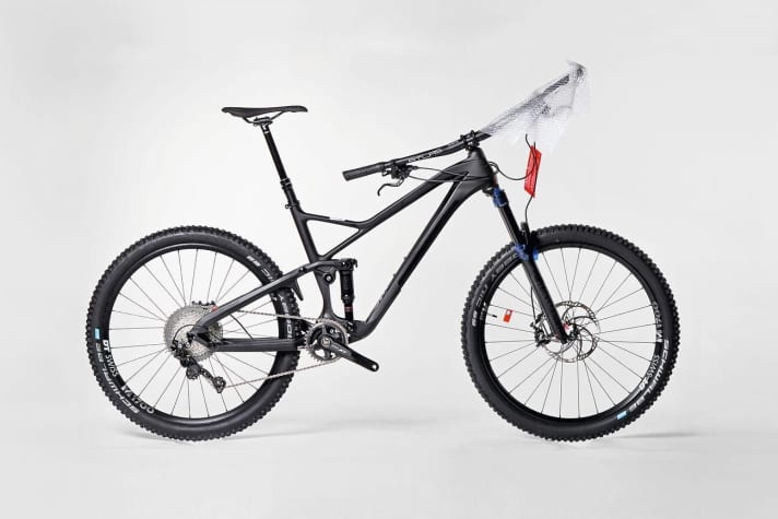 Rose is one of the most renowned mail order companies in Germany. Ten of its own shops or delivery by a mobile service are plus points. We ordered a <a href="mountainbikes/all_mountain/test-rose-pikes-peak-am/a40770.html" rel="noopener noreferrer">Pikes Peak 3 AM</a> for the test.