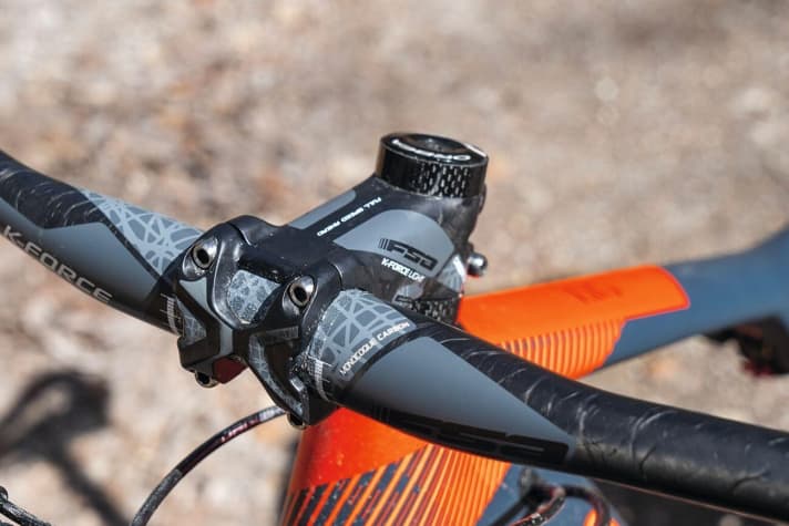   Orbea Oiz M-LTD: Der spürbare Flex des FSA-Cockpits hinterlässt ein etwas schwammiges Fahrverhalten – trotz steifem Rahmen.