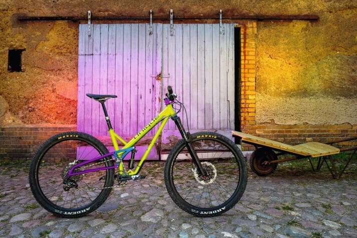 Fullys haben neben einer Federgabel am Vorderrad auch ein gefedertes Hinterrad. Der Dämpfer im Rahmen stellt dabei den Federweg zur Verfügung.