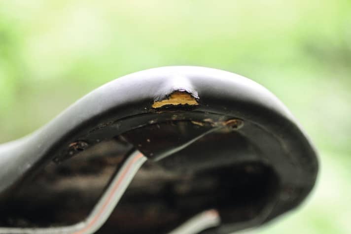   Weich im Nehmen: Der Sattel WTB Volt Race ist bequem gepolstert und sogar verhältnismäßig leicht. Hart im Nehmen ist er allerdings nicht. Beim ersten Sturz platzte die geschmeidige Microfiber-Satteldecke auf. Wenigstens riss sie im Laufe des Dauertests nicht weiter.