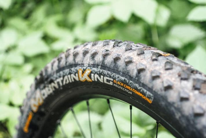  Tyre change: The Rocky Mountain Pipeline C70 rolls on 2.8 Maxxis Minion DHF tyres at the front and Minion DHR tyres at the rear as standard. This guarantees a lot of grip, but also high rolling resistance. The Conti Crossking 2.6 at the rear and the Mountain King in 2.6 at the front proved to be the perfect combination.