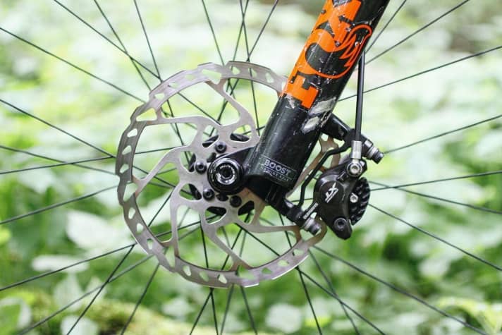   Nur ein bisschen bissig: Ein Bike mit der Potenz des Rocky Mountain Pipeline lechzt nach schnellen Downhills. Entsprechend würden ihm 200er Scheiben besser stehen als die verbauten 180er. Shimanos XT-Zangen fühlten sich trotz Entlüften immer etwas schwammig an. Die Beläge verschlissen schnell.