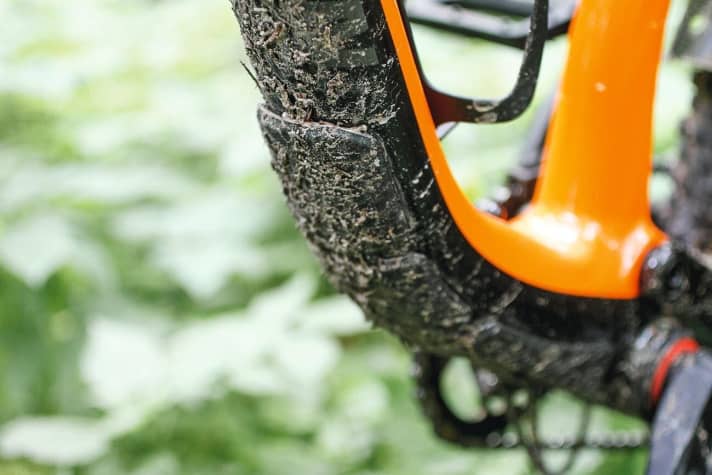   Schutzpanzer: Ein massiver Kunststoffpanzer schützt den Rahmen des Rocky Mountain Pipeline  im Bereich des – vor allem in der flachen Einstellung – recht tiefen Tretlagers. Die luftige Kabelumschlingung birgt allerdings die Gefahr, dass man mit Schalt- oder Bremsleitungen hängen bleibt.