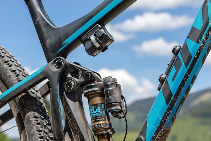   Pivot Mach 4 SL: The controller and battery of the Live-Valve suspension are easily accessible - but not visible to the rider - under the top tube.