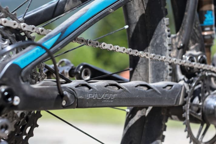   Pivot Mach 4 SL: All outer shells are additionally clamped, the chainstay protector eliminates noise.
