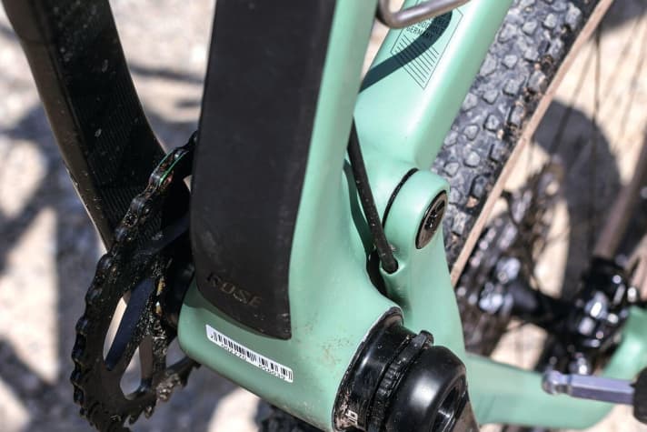   Rose Thrill Hill 5: Brake line and shift cable enter the rear triangle without rubbing under the main pivot point.