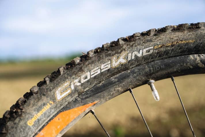   Cube Stereo 140 HPC TM – Reifenwechsel: Da die Original-Bereifung sehr grob ausfiel, kam nach 250 Kilometern eine leichter rollende Kombi von Conti (Mountain/Cross-King) ans Bike.