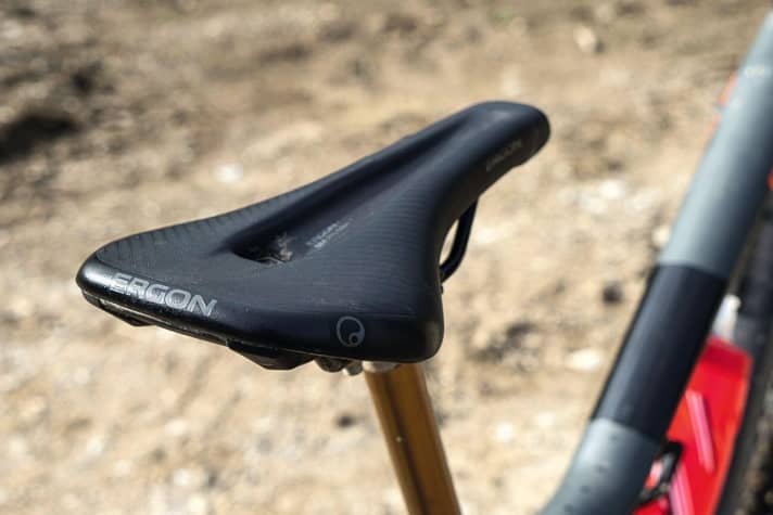   Cube Stereo 140 HPC TM – weicher Sitz: Auf langen Touren war der SDG-Sattel zu unbequem. Nach 1270 Kilometern wechselte ich auf einen Ergon-SM-Sattel mit mehr Komfort. 