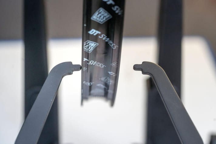 Deep rim well, raised rim flange: Then the rim is suitable for tubeless use and the tyre can seal reliably.