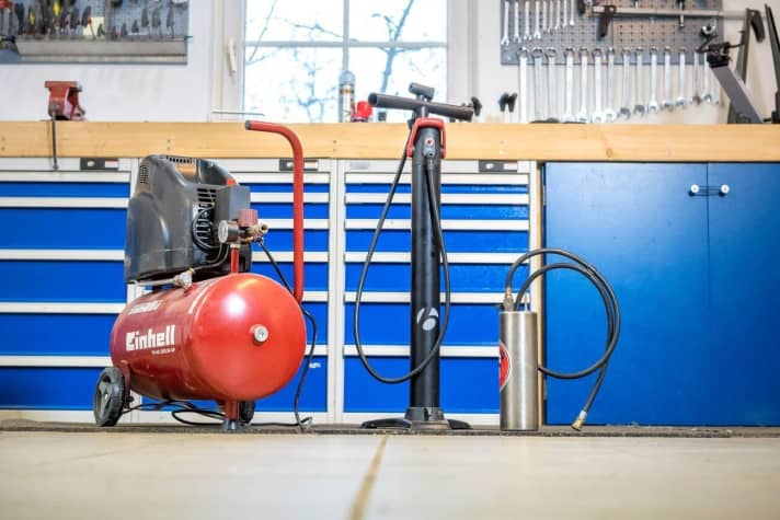 Compressed air is required to inflate the tyre. If you don't have a compressor, you can use a special separate air reservoir (right) or an <a href="https://www.bike-magazin.de/zubehoer/pumpen/test-2017-pumpen-mit-druckluft-tank-fuer-tubeless" target="_blank" rel="noopener noreferrer nofollow">air pump with an extra pressure reservoir</a>. Depending on the size of the pressurised air reservoir, between five and ten bar of pressure is required.