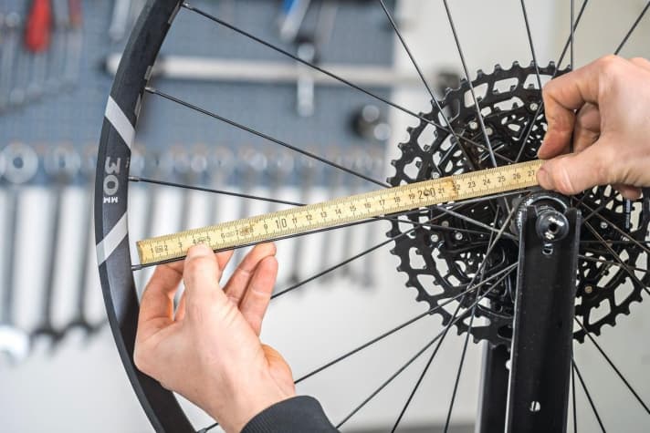   Am besten misst man die Speichenlänge vom Nippel bis zum Kopf und addiert dann 12 bzw. 14 Millimeter.