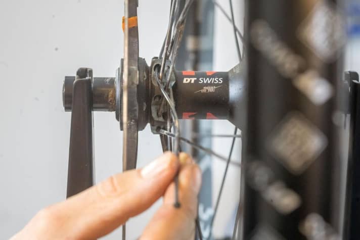   Zum Ausbauen einer gerissenen Speiche muss man Reifen und Felgenband demontieren. Je nach Laufrad, Speichentyp und Speichenseite muss man auch die Bremsscheibe oder die Kassette abbauen.