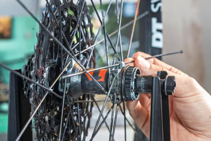   Achten Sie beim Einbauen unbedingt darauf, dass Sie die neue Speiche korrekt einfädeln und richtig im Speichennetz verflechten.