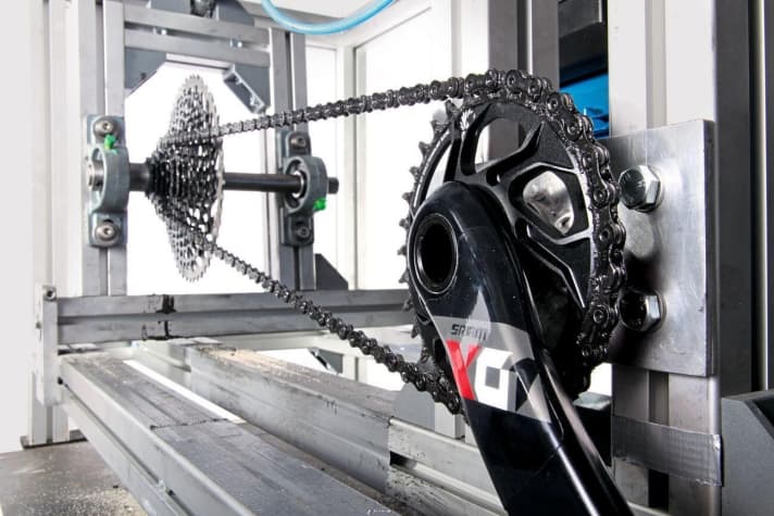   We tensioned the drivetrain on the BIKE test bench with a gear ratio of 32/18 and applied 100 kilograms of tractive force to the chain. This high load actually occurs when pedalling uphill.
