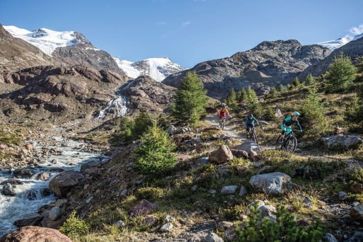 E-bikes, lifts and shuttle companies make challenging single trails a readily available consumer good for mountain bikers. The experience of travelling through fantastic mountain landscapes under your own steam has its very own appeal.