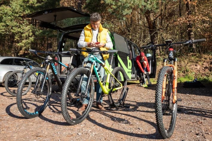  Ist das Trek Supercaliber zu schlagen? Die Herausforderer waren die Team-Edition des Canyon Lux CF, das auch Mathieu van der Poel fährt, und das superleichte Stoll-Hardtail R1.