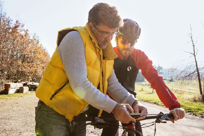   SRM boss Uli Schoberer (yellow waistcoat) ensured precise recording of the performance data during the comparison tests. With the SPD-compatible power measurement pedals, the setup was completed in just a few minutes.