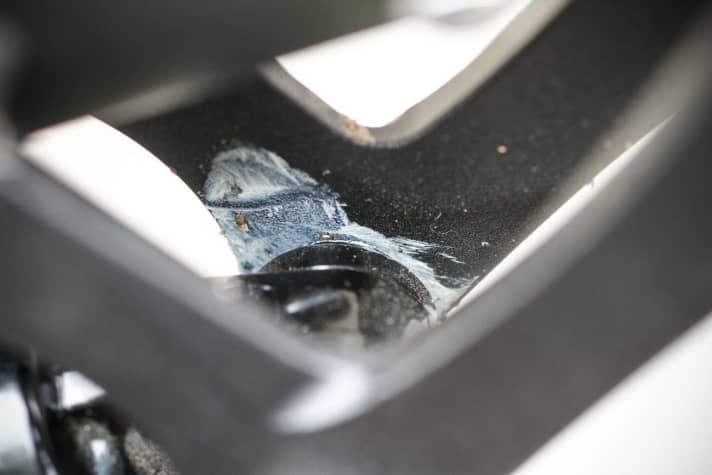   Falsch identifiziert: Hier liegt nicht etwa das blanke Aluminium offen, wie in BIKE 2/20 auf Seite 40 irrtümlich beschrieben. Die hellen Stellen sind Rückstände einer Montagepaste.