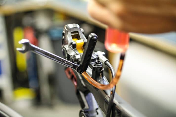   Rotwild R.X2 Trail Pro 27.5": 1900 km Brake bleeding: The pressure point of the rear Shimano XT brakes was spongy. They had to be bled. After the operation, the stoppers worked perfectly again.