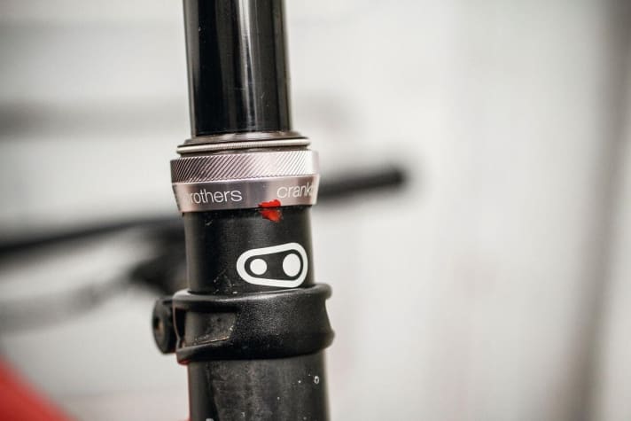   Rotwild R.X2 Trail Pro 27.5": 2100 km End ring fixed: The end ring of the dropper post, which also fixes the wiper, kept coming loose. A few drops of threadlocker helped.