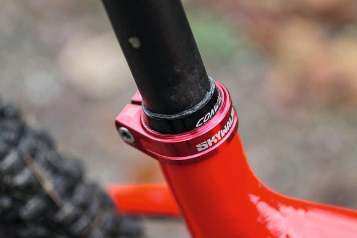   Conway RLC7: 160 km Sattelstützenklemmung: Da ein Sattelschnellspanner an einem Racebike überhaupt nicht geht, kam kurzerhand diese Klemmschelle ans Sitzrohr. Schöner und zwölf Gramm leichter.