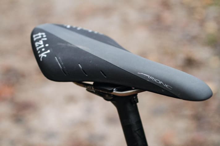   Conway RLC7: 160 km Satteltausch: Mein bereits eingefahrener Fizik-Arione-Sattel musste natürlich mit an das Conway umziehen. Er brachte gewohnten Komfort und wog ganze 130 Gramm weniger.