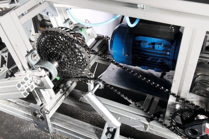 12 Gänge und ein langes Leben? Die Sram XX1 Eagle gegen die hauseigene 1x11-Konkurrenz und die 11fach-Shimano-XTR. <a href="komponenten/ketten/verschleiss-test-antrieb-1x12-gegen-1x11-sram-gegen-shimano/a43249.html"  rel="noopener noreferrer">Im großen BIKE-Verschleißtest – jetzt herunterladen!</a>