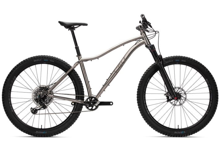   With the Why Wayward V2, even long bikepacking tours become a comfortable adventure. The lowered top tube and thick plus tyres ensure safety and comfort on long rides.