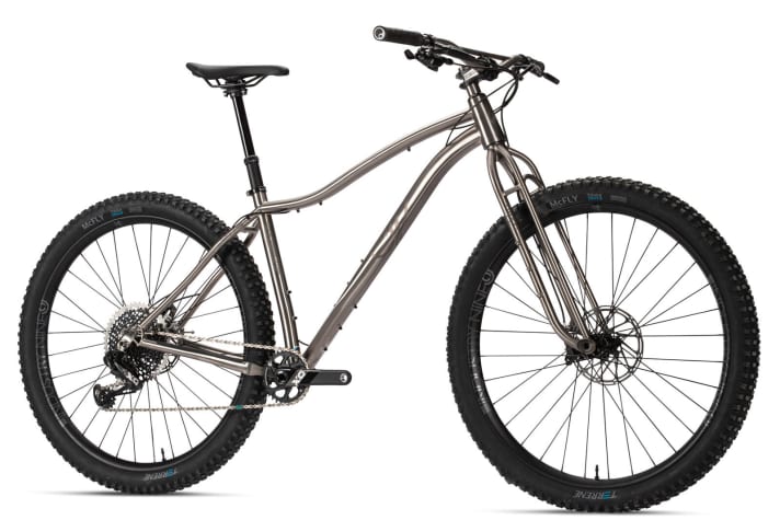   Where there is nothing, there is no need for maintenance - keyword oil damping. The optional titanium fork makes an impression and is designed to prevent particularly annoying brake flutter. But it also has a bit of bounce.